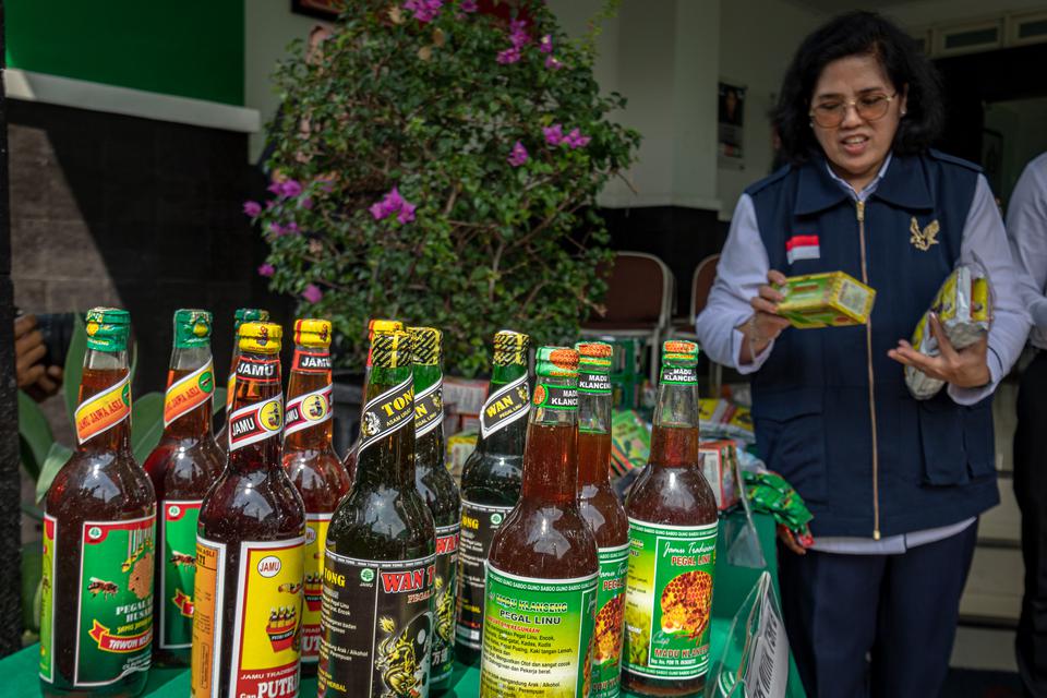 Kepala Balai Besar POM Di Semarang Sandra Maria melihat barang bukti obat herbal berbahaya atau ilegal hasil sitaan.