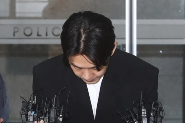 Yoo Ah In Hadiri Konferensi Pers Usai Jalani Penyelidikan