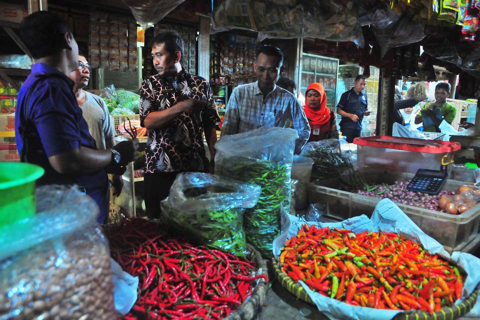 Petugas Satgas Pangan berbincang dengan pedagang saat sidak harga pangan di Pasar Bitingan, Kudus, Jawa Tengah, Rabu (29/3/2023). 