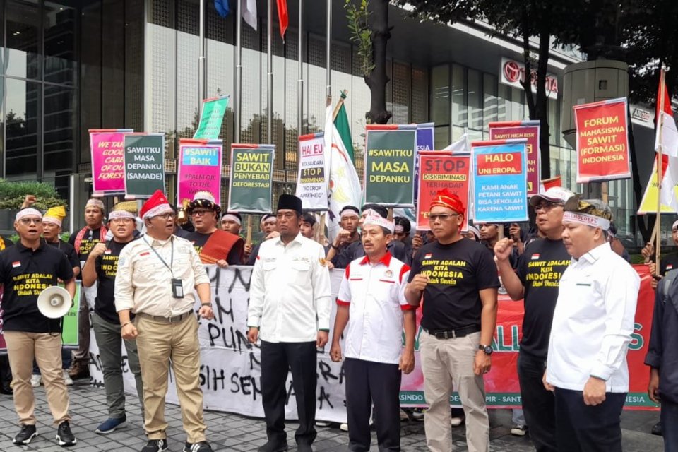 Petani sawit melakukan aksi unjuk rasa setelah menyerahkan petisi penolakan Undang-undang Deforestasi ke Kedutaan Uni Eropa, Rabu (29/3).