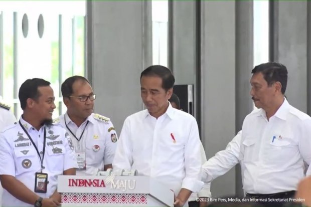 Presiden Joko Widodo saat meresmikan operasi KA Makassar Parepare di Maros, Sulsel, Rabu (29/3). Foto: Youtube/Sekretariat Presiden.