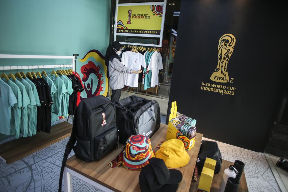 Petugas merapikan merchandise Piala Dunia Sepak Bola FIFA U-20 di Jakarta, Kamis (30/3/2023). PT. Juara Raga Adidaya (Juaraga) selaku pemegang lisensi merchandise untuk Piala Dunia Sepak Bola FIFA U-20 2023 merasakan dampak dari pencoretan Indonesia sebag