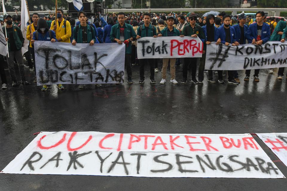 Sejumlah mahasiswa yang tergabung dalam Badan Eksekutif Mahasiswa Seluruh Indonesia (BEM SI) berunjuk rasa menolak Undang-Undang Cipta Kerja (Ciptaker) di depan kompleks Parlemen, Senayan, Jakarta, Kamis (30/3/2023). Para mahasiswa mengecam DPR yang menye