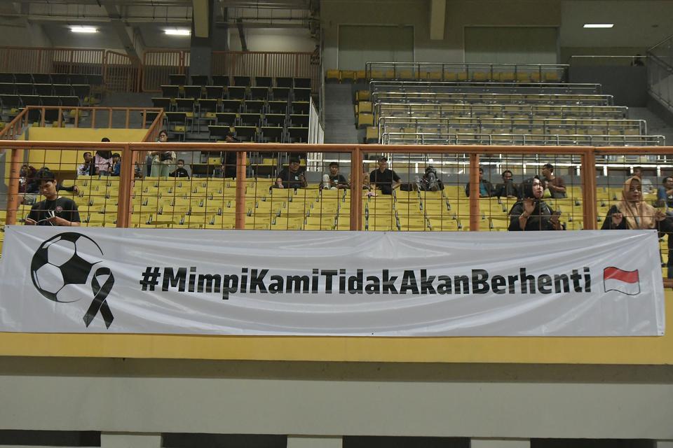 Spanduk bertuliskan "Mimpi Kami Tidak Akan Berhenti" terpasang saat laga lanjutan Liga 1 antara Bhayangkara FC dan Rans Nusantara FC di Stadion Wibawa Mukti, Bekasi, Jawa Barat, Kamis (30/3/2023).