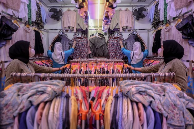 Penjualan Pakaian Bekas Impor di Pasar Senen