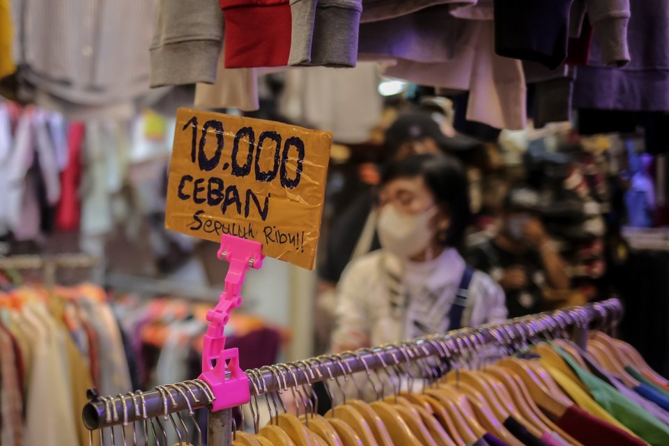 Calon pembeli memilih pakaian bekas yang dijual di salah satu toko di Pasar Senen, Jakarta, Kamis (30/3). Menteri Koperasi dan Usaha Kecil Menengah Teten Masduki menyampaikan telah memberikan solusi untuk pedagang pakaian bekas yang terdampak larangan \