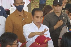 Presiden saat meresmikan Taman Kehati Sawerigading Wallacea, yang terletak di Sorowako kecamatan Nuha, Luwu Timur, Sulawesi Selatan, Kamis (30/3).