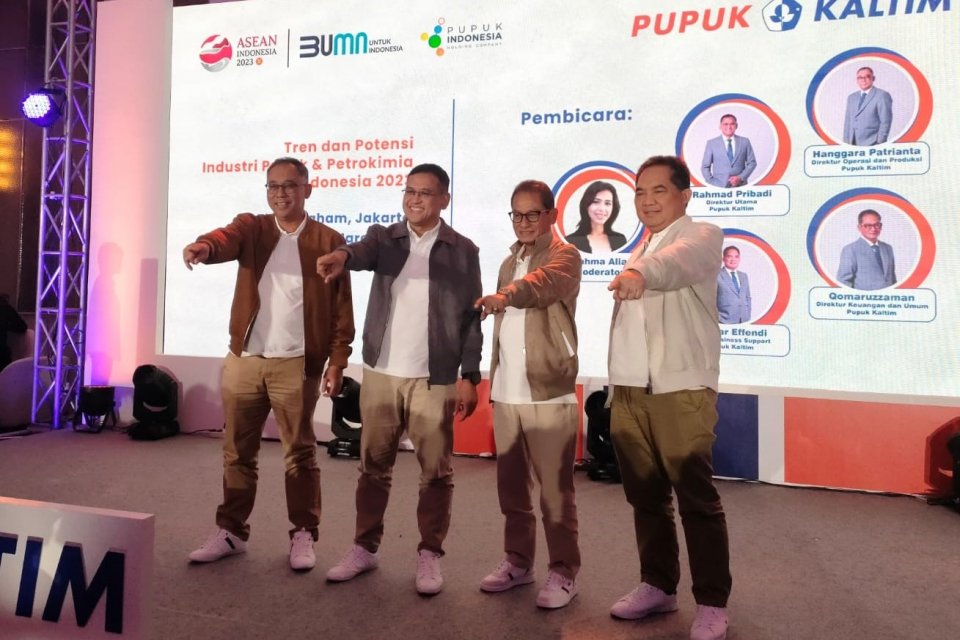 Jajaran direksi Pupuk Kaltim saat konferensi pers di Jakarta, Kamis (30/3).