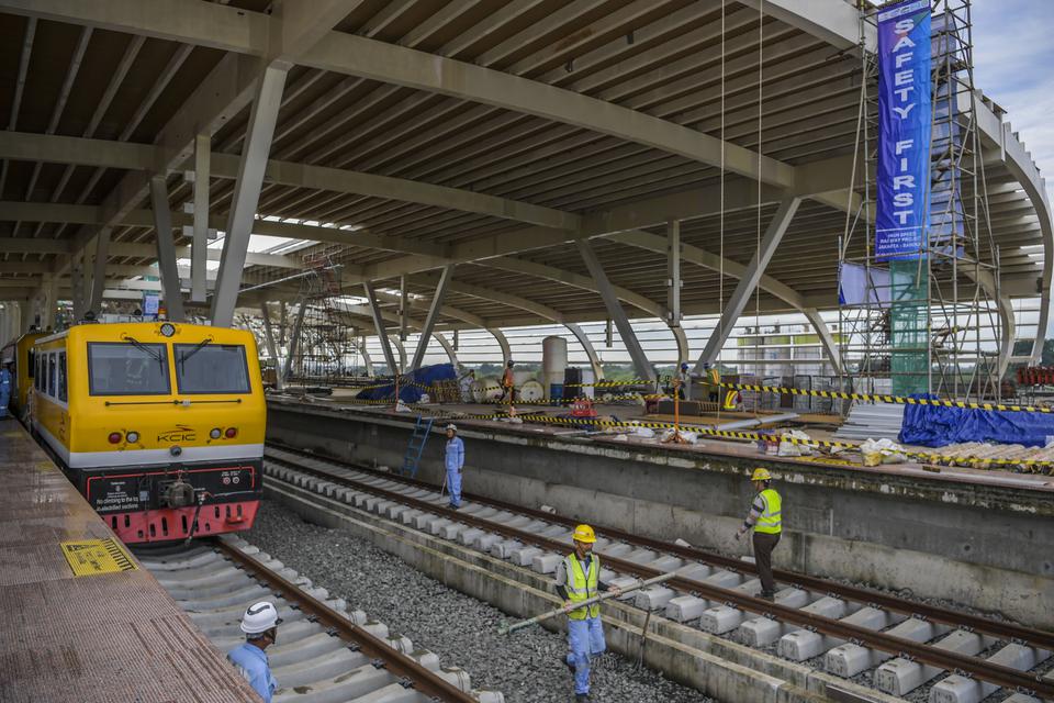 Pekerja menyelesaikan proyek pembangunan Kereta Cepat Jakarta-Bandung (KCJB) di Stasiun Halim, Jakarta Timur, Jumat (31/3/2023). PT Kereta Cepat Indonesia China (KCIC) telah menyelesaikan pemasangan rel kereta sepanjang 142,3 kilometer dari Stasiun Halim 