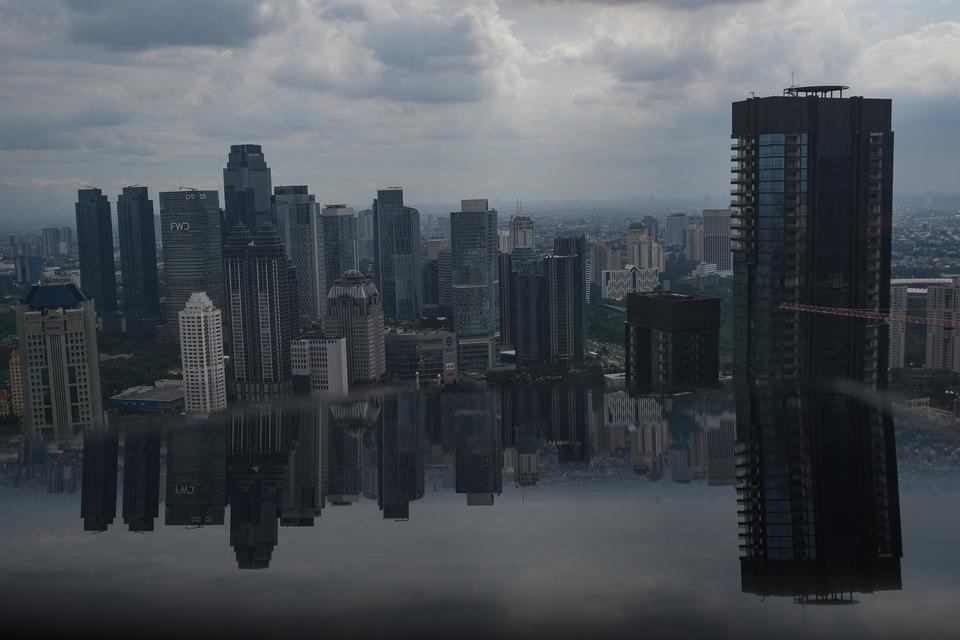 Suasana gedung-gedung bertingkat di Jakarta, Jumat (31/3/2023). 