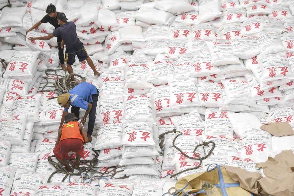 Pekerja melakukan bongkar muat gula kristal putih impor di Pelabuhan Tanjung Priok, Jakarta, Sabtu (1/4/2023). Holding Pangan ID Food mendatangkan Gula Kristal Putih (GKP) impor tahap pertama sebanyak 107.900 ton untuk menjaga ketersediaan dan stabilisasi