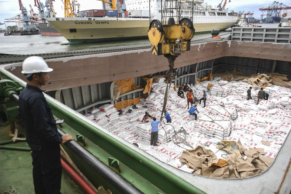 Pekerja melakukan bongkar muat gula kristal putih impor di Pelabuhan Tanjung Priok, Jakarta, Sabtu (1/4/2023). 