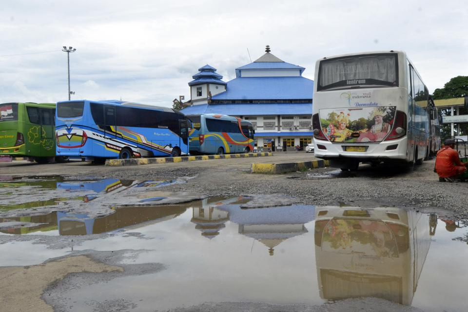 Kondisi jalan yang rusak dan tergenang air di Terminal Rajabasa, Bandar Lampung, Lampung, Sabtu (1/4/2023). 