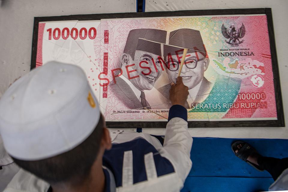Santri menyusun puzzle uang spesimen saat peluncuran Program Gerakan Santri Cinta Rupiah Se-Sumatera Selatan di Pesantren Aulia Cendekia Palembang, Sumatera Selatan, Sabtu (1/4/2023). 