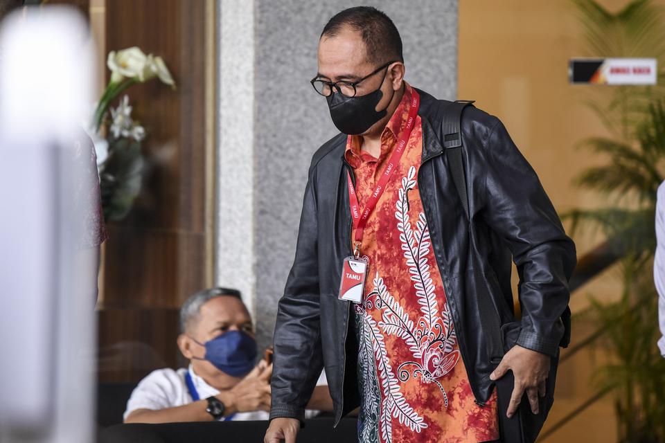 Mantan pejabat Ditjen Pajak Kementerian Keuangan Rafael Alun Trisambodo tiba di ruang tunggu sebelum menjalani pemeriksaan di Gedung Merah Putih KPK, Jakarta, Senin (3/4/2023). 