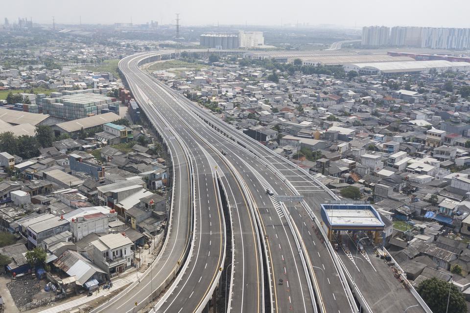 Foto udara sejumlah kendaraan melintasi Jalan Tol Cibitung-Cilincing (JTCC) seksi 4 ruas Tarumajaya-Cilincing di Jakarta, Senin (3/4/2023). Jalan Tol Cibitung-Cilincing (JTCC) Seksi 4 (Segmen Tarumajaya-Cilincing) sepanjang 7,29 kilometer dibuka secara 