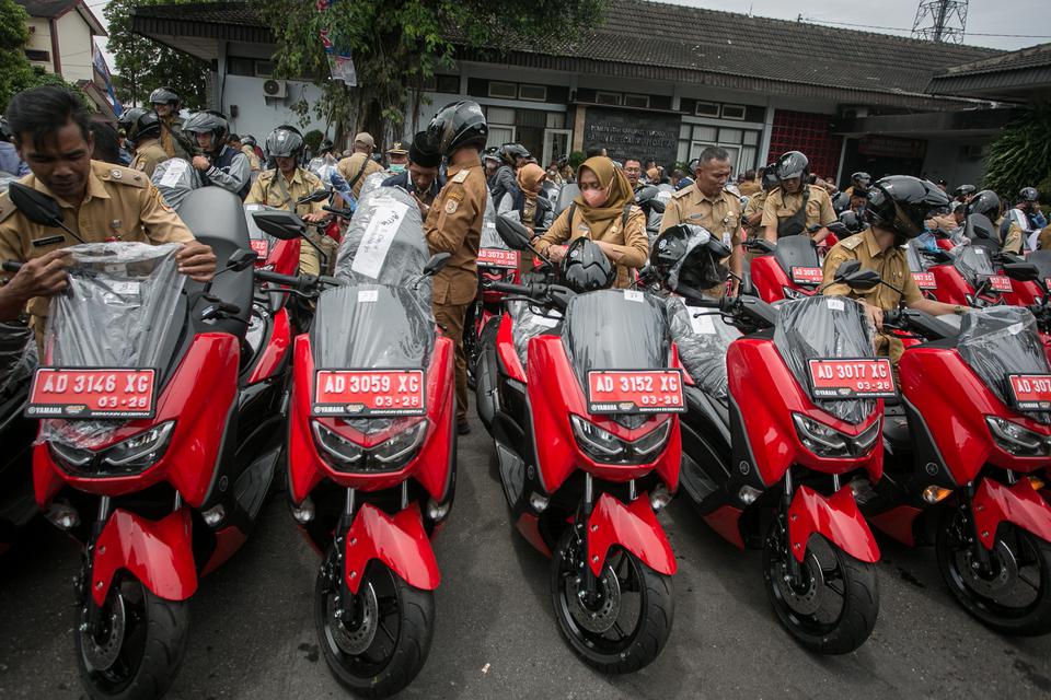 Lurah dan kepala desa memeriksa motor dinas baru yang dibagikan usai acara Serah Terima dan Pembagian Motor Dinas Baru Lurah dan Kades di Kabupaten Wonogiri, Jawa Tengah, Senin (3/4/2023). 