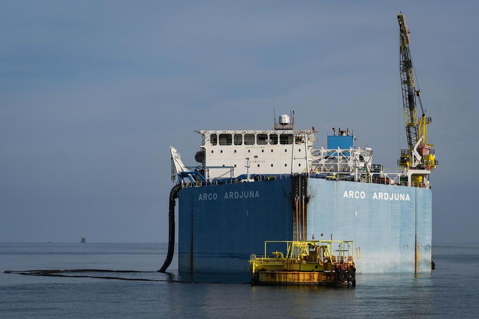 Kapal Floating Storage Offloading (FSO) Arco Ardjuna Pertamina Hulu Energi Offshore North West Java (PHE ONWJ) melakukan proses lifting minyak ke kapal tanker di perairan utara Subang, Laut Jawa, Jawa Barat, Senin (3/4/2023). FSO Arco Ardjuna yang berkapa