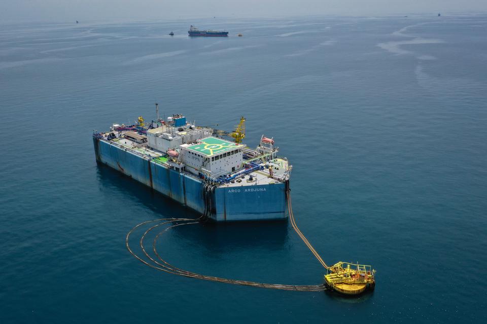 Foto udara kapal Floating Storage Offloading (FSO) Arco Ardjuna Pertamina Hulu Energi Offshore North West Java (PHE ONWJ) melakukan proses lifting minyak ke kapal tanker di perairan utara Subang, Laut Jawa, Jawa Barat, Senin (3/4/2023). FSO Arco Ardjuna y