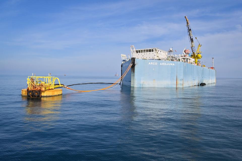 Kapal Floating Storage Offloading (FSO) Arco Ardjuna Pertamina Hulu Energi Offshore North West Java (PHE ONWJ) melakukan proses lifting minyak ke kapal tanker di perairan utara Subang, Laut Jawa, Jawa Barat, Senin (3/4/2023). FSO Arco Ardjuna yang berkapa