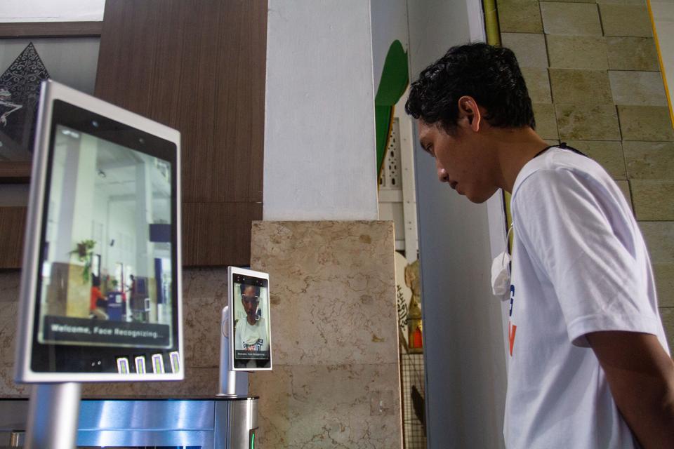 Calon penumpang melakukan scan wajah di Stasiun Yogyakarta, Senin (3/4/2023). 