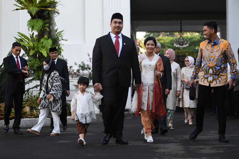 Menpora Ario Bimo Nandito Ariotedjo Dito Ariotedjo (tengah) bersama anak dan istrinya di Istana Negara, Jakarta, Senin (3/4/2023). 