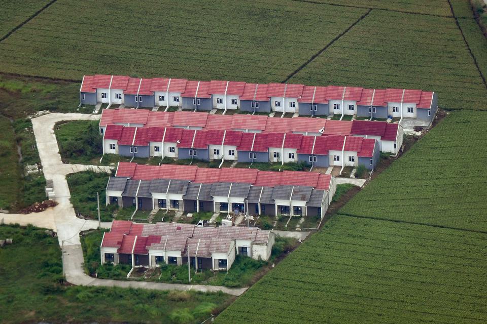 Foto udara sebuah kompleks perumahan yang sedang dibangun di Kabupaten Bekasi, Jawa Barat, Senin (3/4/2023).