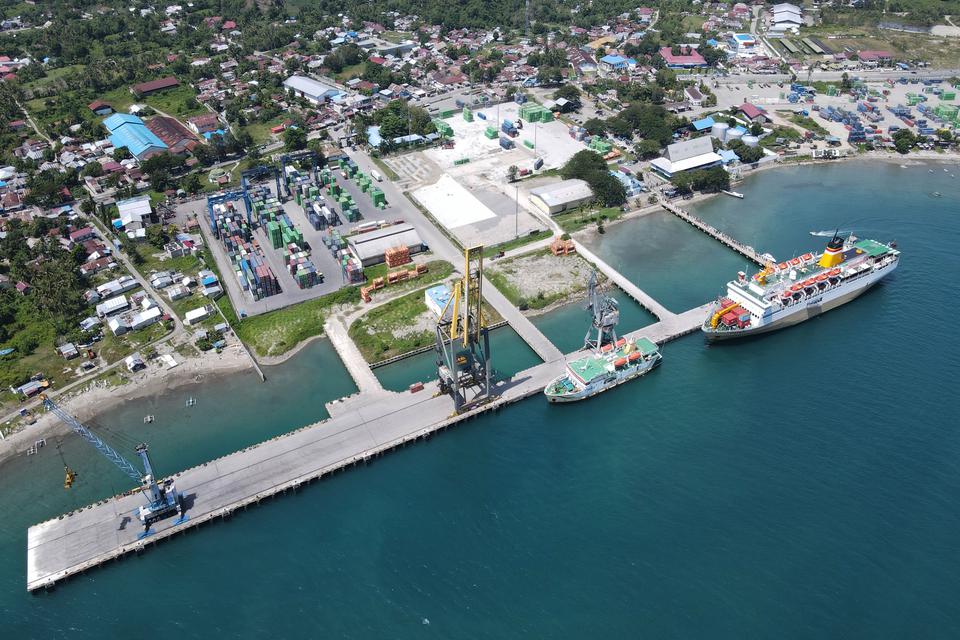 Foto udara pelabuhan peti kemas dan penumpang yang berada disekitar Kawasan Ekonomi Khusus (KEK) Palu di Palu, Sulawesi Tengah, Senin (3/4/2023). 