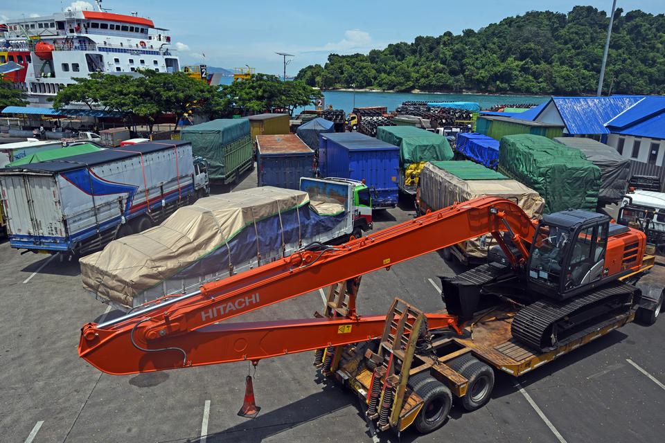 Sejumlah truk pengangkut barang yang akan menyeberang ke Sumatera antre di Pelabuhan Merak, Banten, Selasa (4/4/2023). 