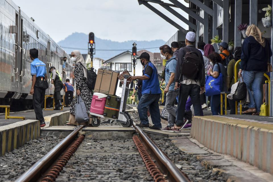 Calon penumpang memasuki gerbong kereta api di Stasiun Kota Tasikmalaya, Jawa Barat, Selasa (4/4/2023). Dua pekan menjelang Lebaran penumpang yang menggunakan angkutan kereta api masih didominasi oleh pemudik lokal Jawa Barat yaitu dari Tasikmalaya menuju