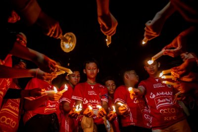 Supporter Gelar Aksi 1000 Lilin Untuk Sepak Bola Indonesia