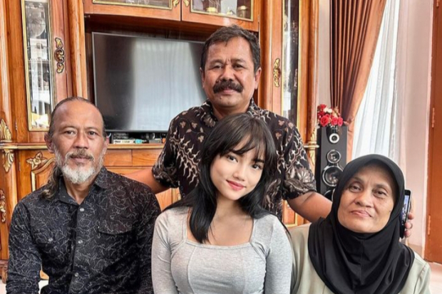 Fuji Bersama Keluarga Pak Ansori