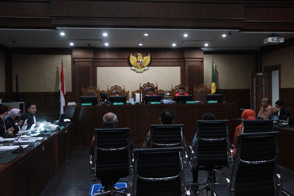 Terdakwa Budi Tjahjono (kanan) menyimak keterangan saksi saat mengikuti sidang lanjutan kasus korupsi Jasindo di Pengadilan Negeri Jakarta Pusat, Jakarta, Rabu (5/4/2023). 