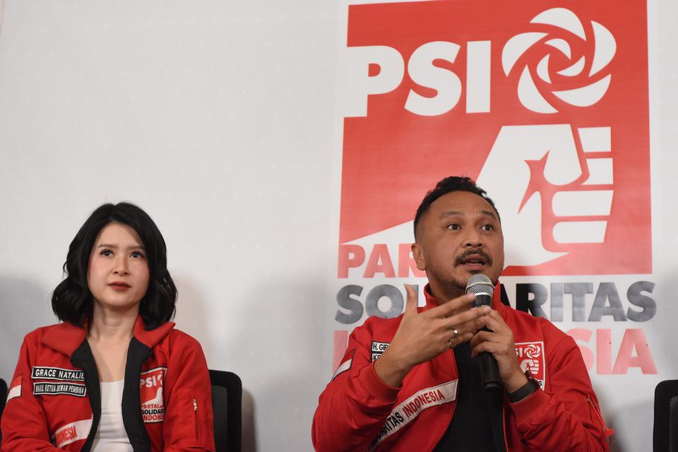 Ketua Umum Partai Solidaritas Indonesia (PSI) Giring Ganesha Djumaryo (kanan) didampingi Wakil Ketua Dewan Pembina PSI Grace Natalie (kiri) memberikan keterangan dalam konfrensi pers di Kantor DPP PSI, Jakarta, Rabu (5/4/2023). Ketua Umum PSI Giring Gane