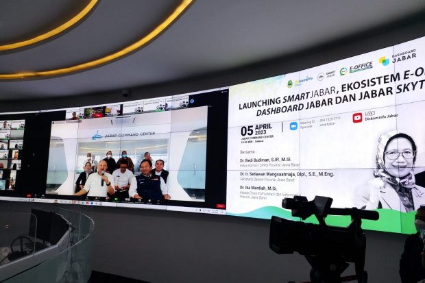 Acara peluncuran Smart Jabar, Ekosistem e-Office Jabar, Dashboard Jabar, dan dan Jabar Skytrek di Jabar Command Center, Kota Bandung, Rabu (5/4).\