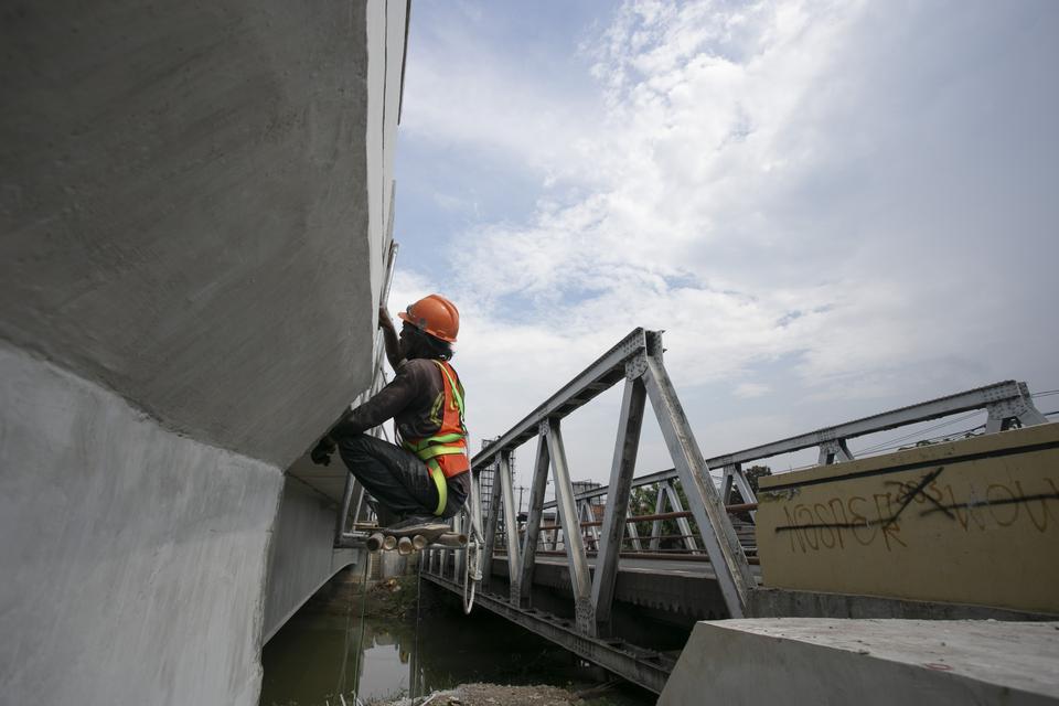 Pekerja menyelesaikan perbaikan jembatan Kalijaga, Cirebon, Jawa Barat, Kamis (6/4/2023). Kementerian Pekerjaan Umum dan Perumahan Rakyat (PUPR) menargetkan perbaikan delapan jembatan di jalur Pantura selesai pada 10 April 2023 agar dapat digunakan saat a