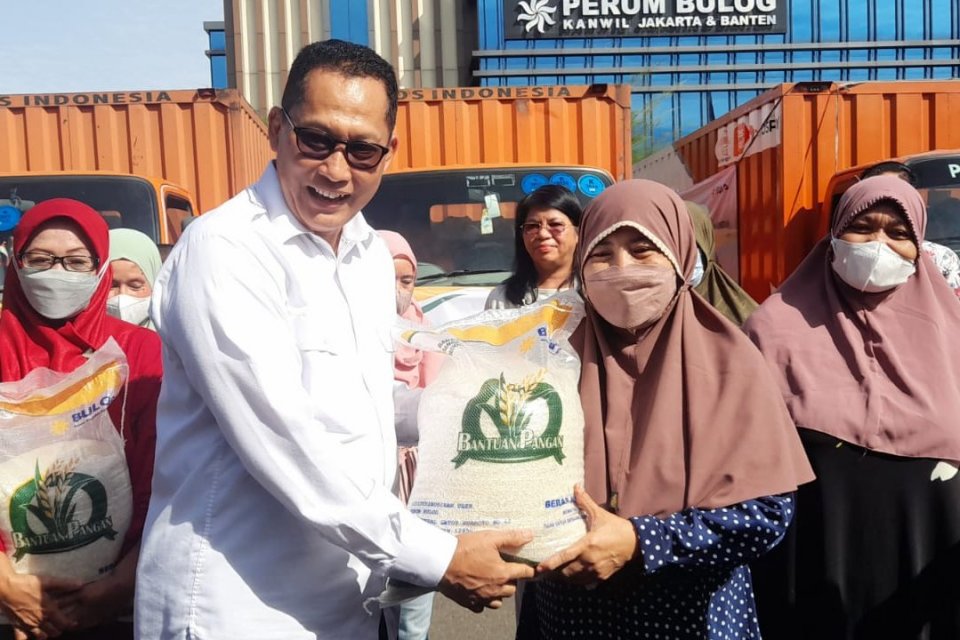 Direktur Utama Bulog, Budi Waseso, memberikan bantuan pangan secara simbolis di Komplek Pergudangan Bulog Kelapa Gading, Jakarta Utara, Kamis (6/4).