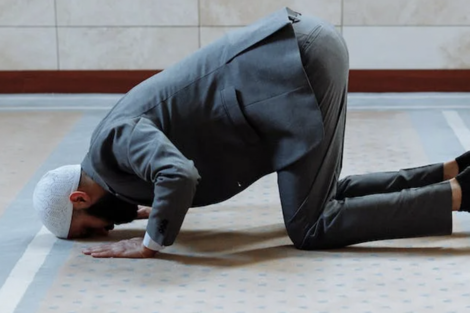 Niat shalat maghrib.