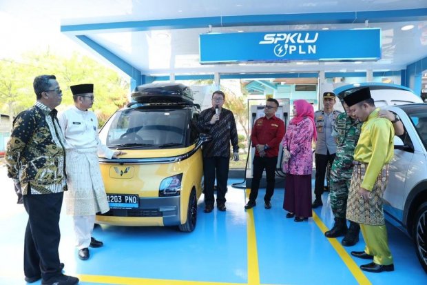 Saat ini, sebanyak 3 unit SPKLU telah tersedia untuk pengguna mobil listrik dan Stasiun Penukaran Baterai Kendaraan Listrik Umum (SPBKLU) bagi motor listrik sudah tersedia di 10 lokasi di Riau.