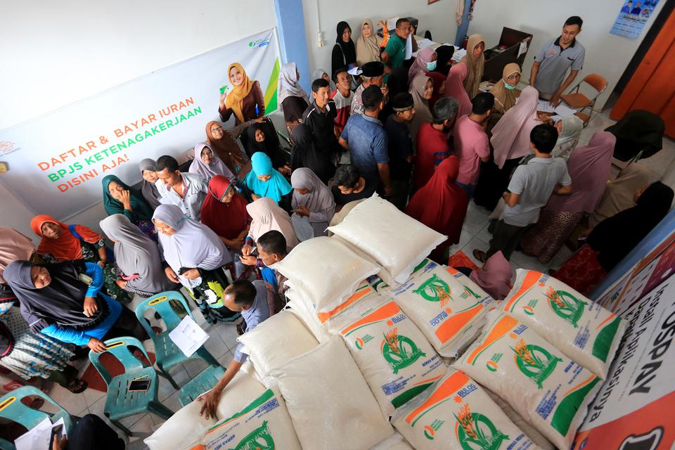 Sejumlah warga mengantre untuk perekaman data saat pengambilan dan penyaluran bantuan pangan 2023 berupa beras cadangan pemerintah di kantor Pos cabang Suak Timah, Samatiga, Aceh Barat, Aceh, Jumat (7/4/2023). 