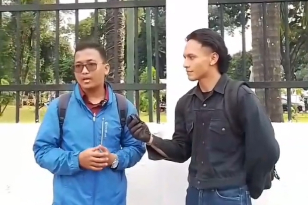Jefri Nichol di Sekitar Gedung DPR RI