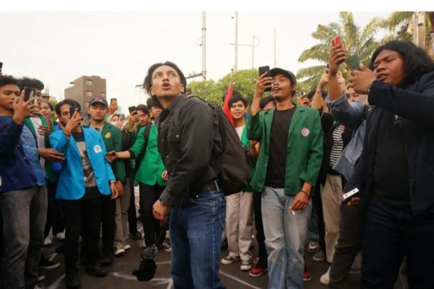 Jefri Nichol Saat Lempar Tikus ke Gedung DPR RI
