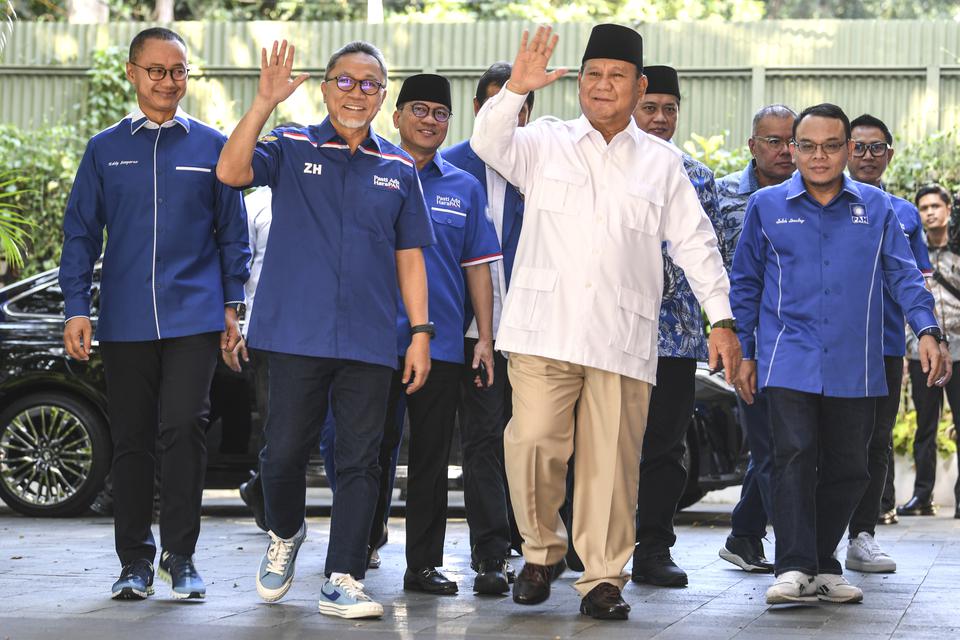 Ketua Umum Partai Gerindra Prabowo Subianto (kedua kanan) berjalan dengan Ketua Umum Partai Amanat Nasional (PAN) Zulkifli Hasan (kedua kiri) di kediaman Kertanegara, Kebayoran Baru, Jakarta, Sabtu (8/4/2023). 