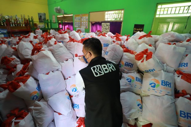 BRI Group menyelenggarakan berbagai kegiatan sosial serta pemberdayaan masyarakat dalam memaknai bulan suci Ramadan 1444 H. \Adapun, berbagai kegiatan tersebut antara lain berbagi puluhan ribu paket sembako melalui program “Berbagi Bahagia Bersama BR