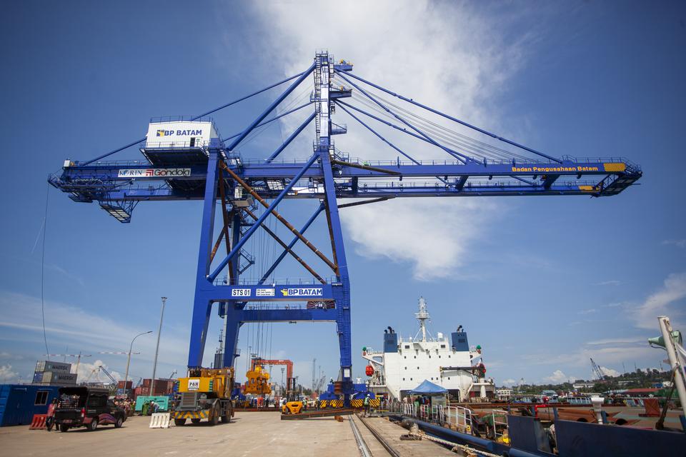 Sejumlah pekerja melakukan proses pemindahan Ship to Shore (STS) crane dari kapal ke Terminal Peti Kemas usai diresmikan di Pelabuhan Petikemas Batu Ampar, Batam, Kepulauan Riau, Minggu (9/4/2023). Sebagai upaya persiapan Batam sebagai hub logistik intern