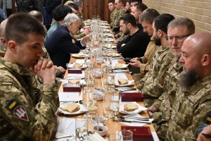 Presiden Ukraina Volodymyr Zelensky menggelar acara buka puasa resmi kenegaraan bersama tentara Muslim Ukraina.