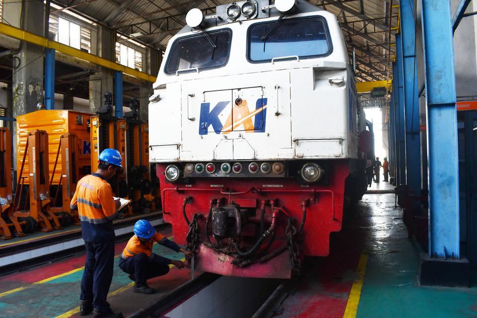 Petugas melakukan perawatan lokomotif di Dipo Lokomotif di kawasan Stasiun Kereta Api (KA) Madiun, Jawa Timur, Senin (10/4/2023). 