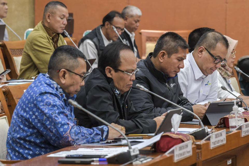 Mantan Direktur Utama PT Waskita Karya Destiawan Soewardjono (kiri) mengikuti rapat kerja dengan Komisi VI DPR di kompleks Parlemen, Senayan, Jakarta, Senin (10/4/2023). 