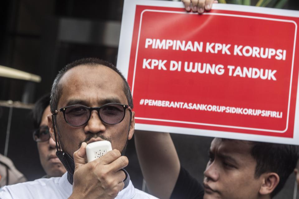 Anggota Koalisi Masyarat Sipil Anti Korupsi Abraham Samad menyuarakan pendapatnya saat melakukan unjuk rasa di Gedung Merah Putih KPK, Jakarta, Senin (10/4/2023). 