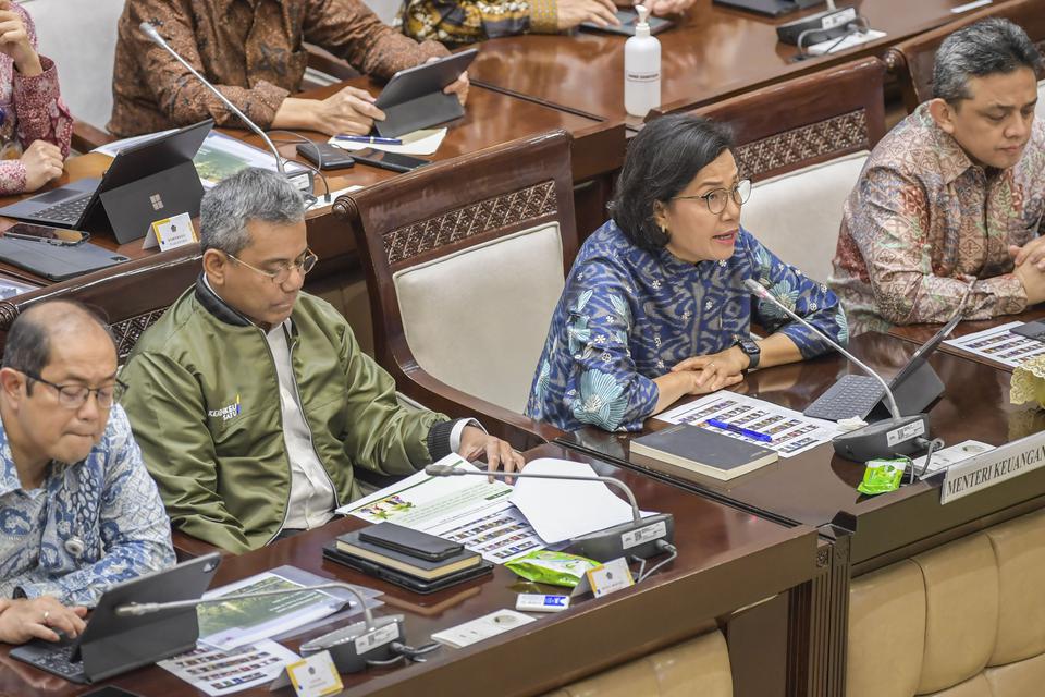 Menteri Keuangan Sri Mulyani Indrawati (kedua kanan) bersama Wakil Menteri Keuangan Suahasil Nazara (kedua kiri) bersiap mengikuti rapat kerja dengan Komisi XI DPR di kompleks Parlemen, Senayan, Jakarta, Selasa (11/4/2023). 